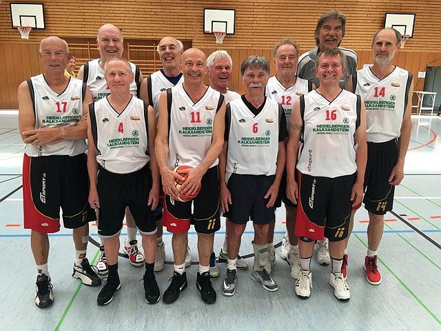 Herzlichen Glückwunsch an die Spielgemeinschaft Halle-Heidelberg, die sich den Titel bei der Ü65-Seniorenmeisterschaft sichern konnte // Foto: Espenhahn